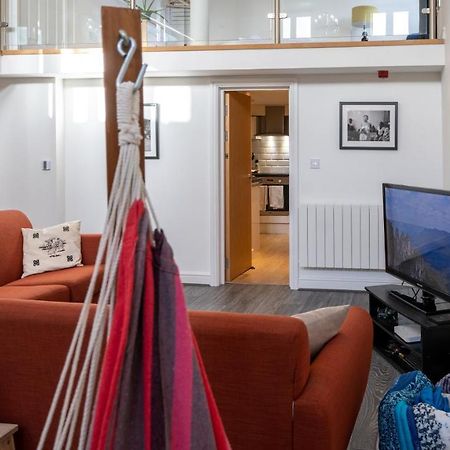 Stunning Mezzanine Apartment Near City Centre カーディフ エクステリア 写真